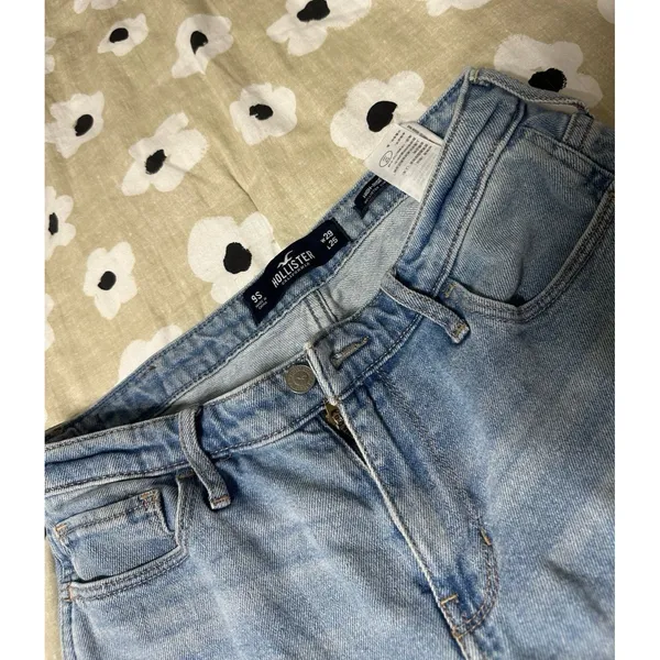Hollister high rise mom jeans - Image 2