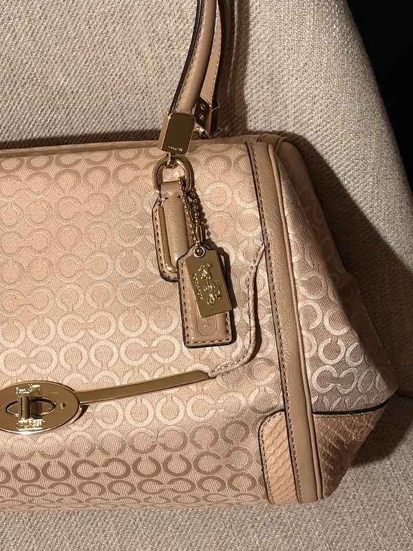 COACH Madison Turnlock 2way Handbag Elegant Signature Gold Hardware Finish ✨ - Image 3