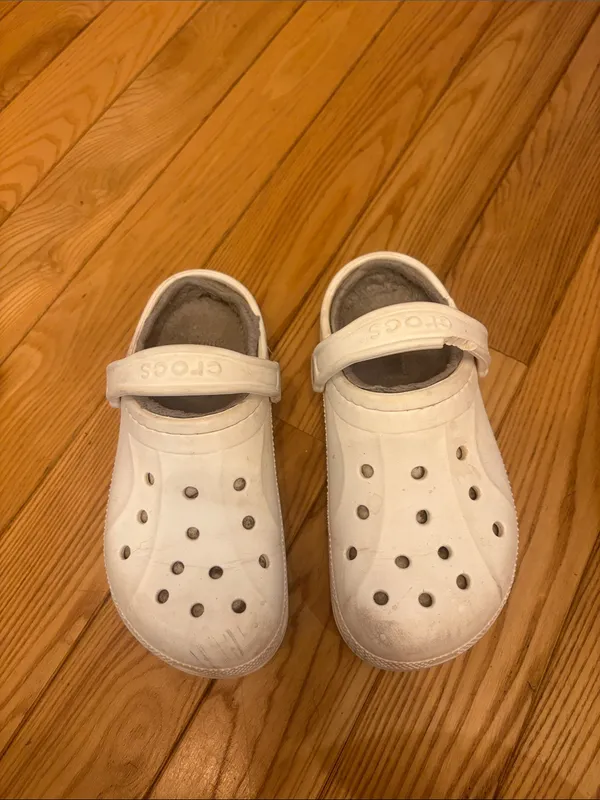 CROCS Women's Size 7 White Fuzz Lined Clog Shoes - Image 4