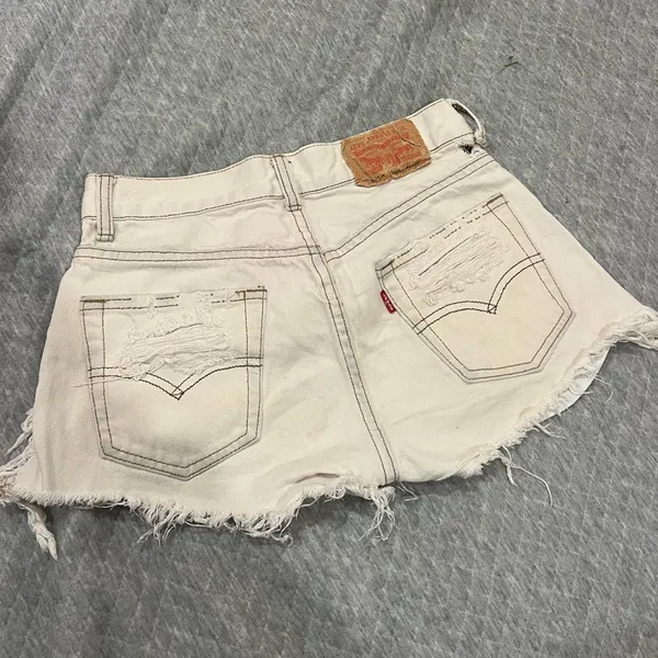 Levi's Women's Frayed Cream Jean Shorts - Image 2