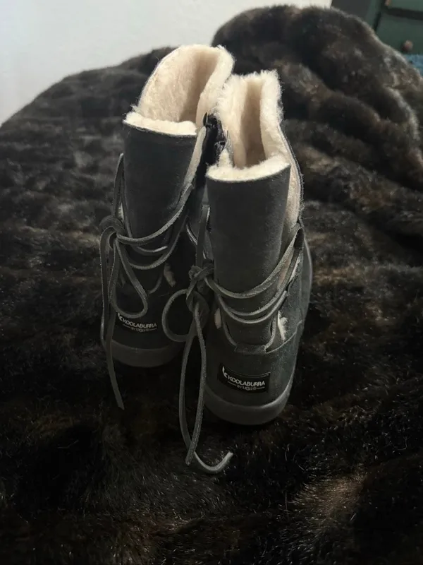 Koolaburra by UGG Shazi Black Suede Shearling Lined Short Winter Boot Sz 9 - Image 3