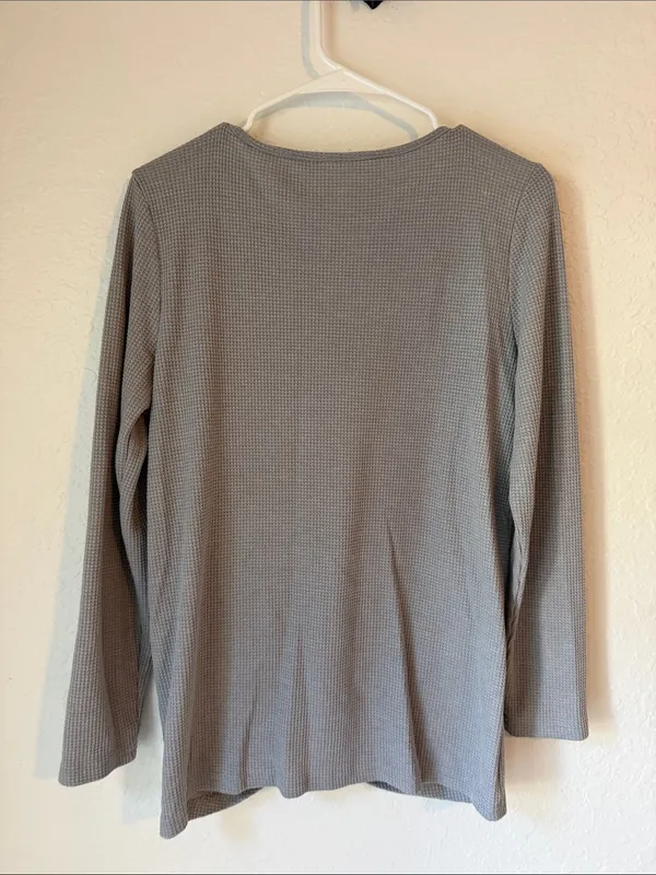 Lace Yoke Gray Long-Sleeve Knit Top with Front Twist - Image 8