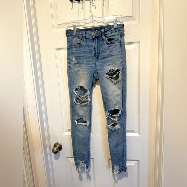 American Eagle High Rise Distressed Jegging 4R Light Wash. - Image 2
