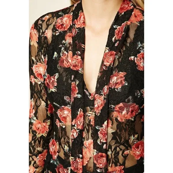 ✨HP✨F21 Contemporary Rose Print Top✨ - Image 3