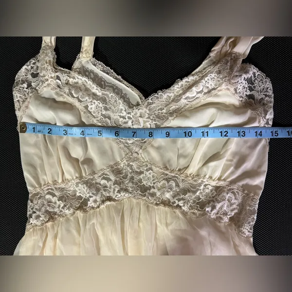 Vintage nightgown with lace detailing in size Small - Image 8