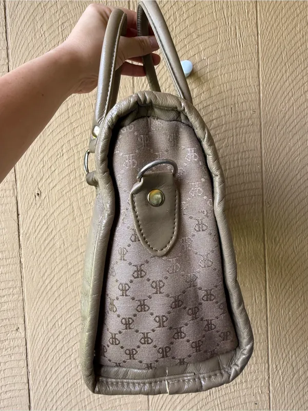 Beautiful VTG Paco Paris satchel bag in a neutral taupe - Image 4