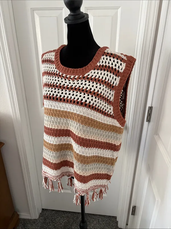 DR2 by Daniel Rainn NWT Stripe Tassel Trim Crop Sweater Tank - Image 2