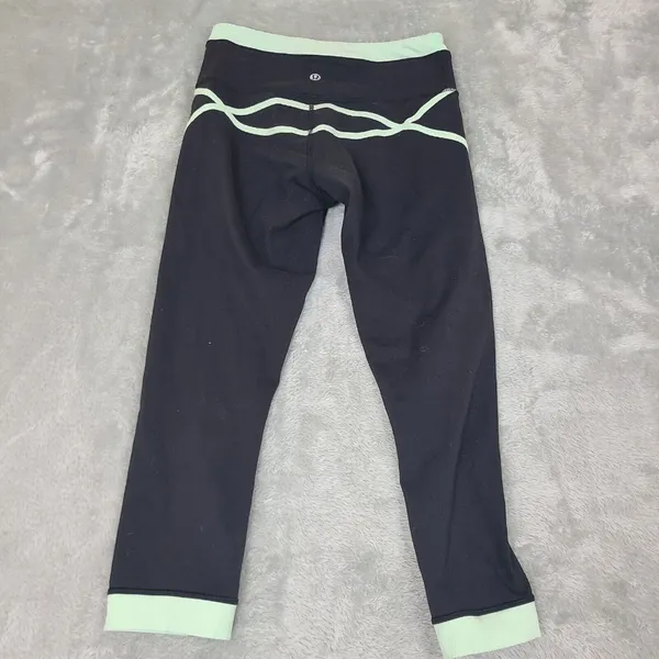 Women's Lululemon Black Stretch Pull On‎ Capri YOGA Leggings sz. 4 - Image 5