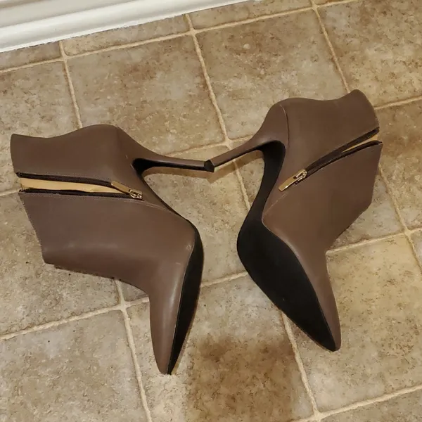 Taupe Enzo Anglioni Booties Size 10M - Image 5