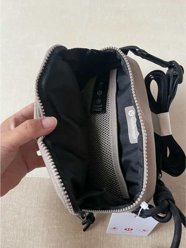 Lululemon Team Canada Future Legacy Easy Access Bag 1.5L COC CPC Logo - Image 9