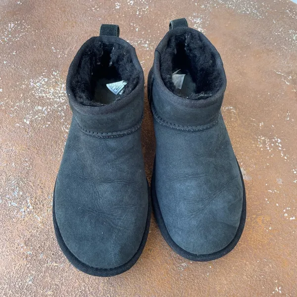 Ugg ultra mini black sz 5 women In great condition - Image 3