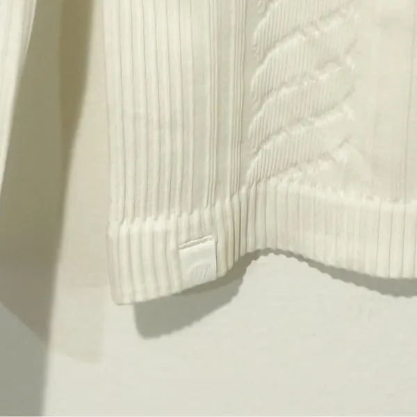 Lululemon Size 4 White Rest Less Pullover Top L/S Thumbhole Textured Athletic - Image 6