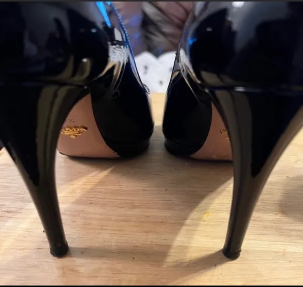 Prada peptoe Patent Leather Pumps are a size 8. - Image 8