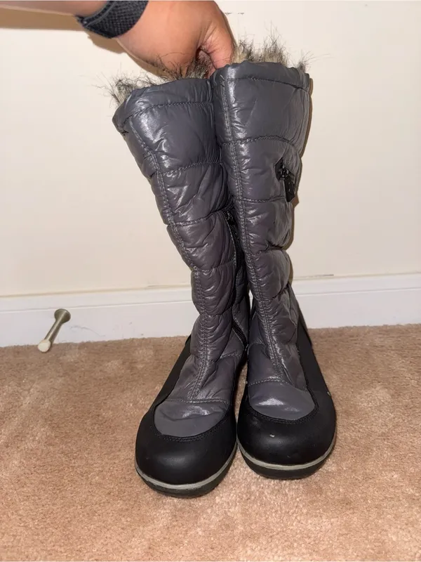 Sporto Gray Quilted Winter Boots with Faux Fur Trim - Image 2