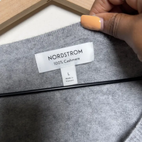 Nordstrom Women 100%‎ Cashmere V-Neck Sweater Large Gray Preppy Minimalist Crop - Image 4
