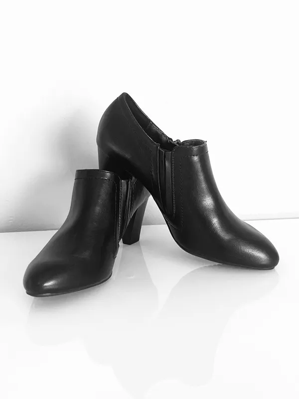 NWOT Rialto Black Leather Zip Ankle Bootie - Image 5