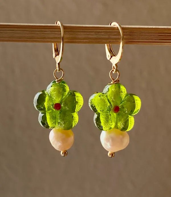 green flower glass beads & light pink freshwater peals boho fairy retro vintage chic style dangle earrings💐🩵 - Image 6