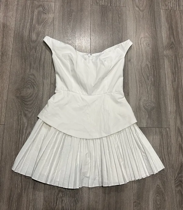 New Showpo IZARA Mini Dress Off Shoulder Pleated Dress Size Small - Image 9