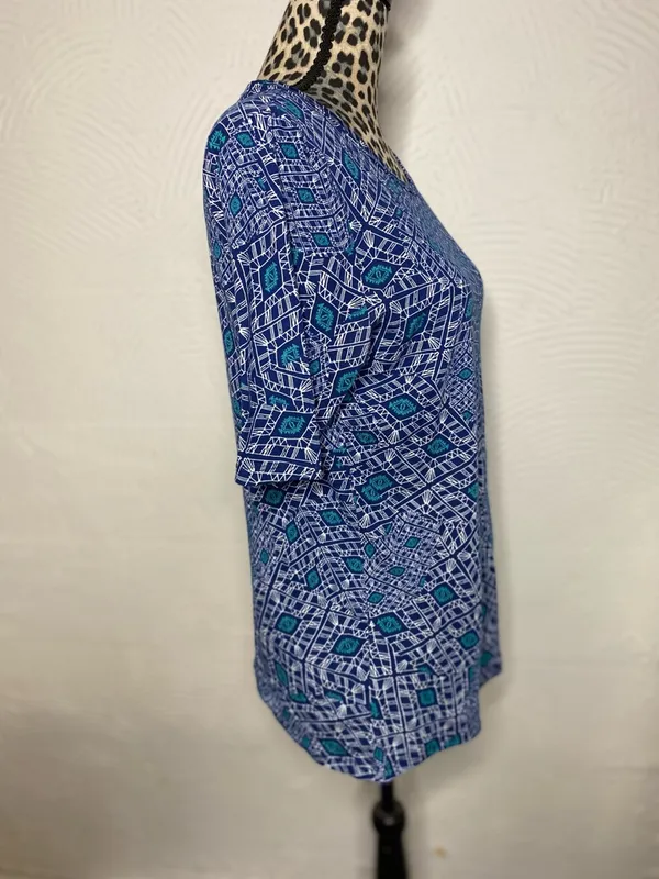 LuLaRoe Blue and Teal Geometric Short Sleeve Top - Image 4