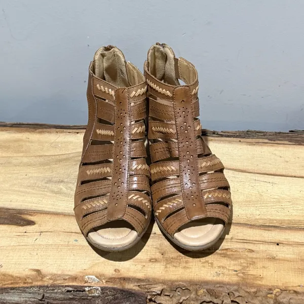 Earth‎ Vela Taupe Soft Leather Gladiator Sandals Size 9B A52 - Image 4