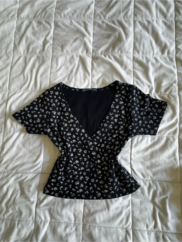 Brandy Melville Navy Floral Crop Top - Image 3