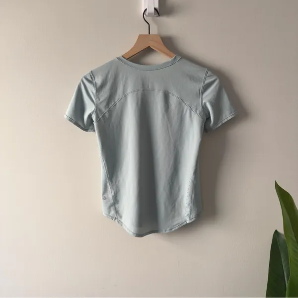 Lululemon Athletic pale green short sleeve tee top t-shirt stretch crew neck EUC - Image 4
