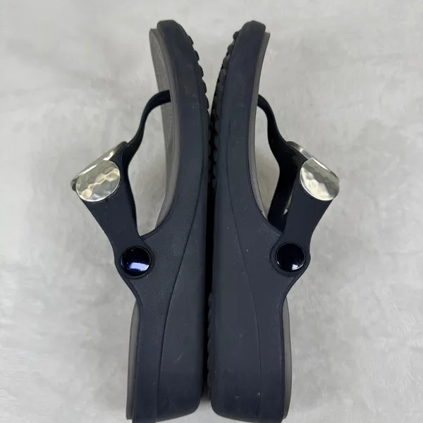 Crocs Sanrah Hammered Circle Wedge Flip Flops Navy Gray‎ Womens Sandal 6 - Image 8