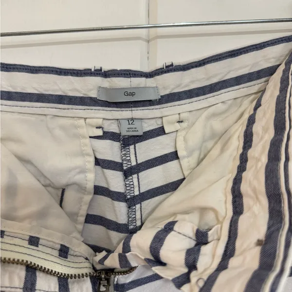 Gap Striped Women's Shorts 4” inseam size 12 Navy and White - Image 3