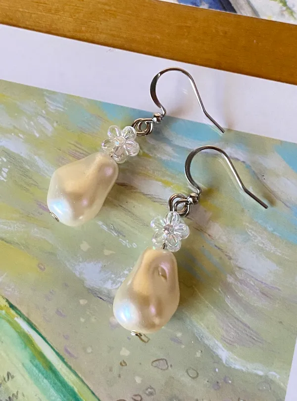 Handmade unique baroque pearl & flower dangle dangle earrings🩵 White - Image 4