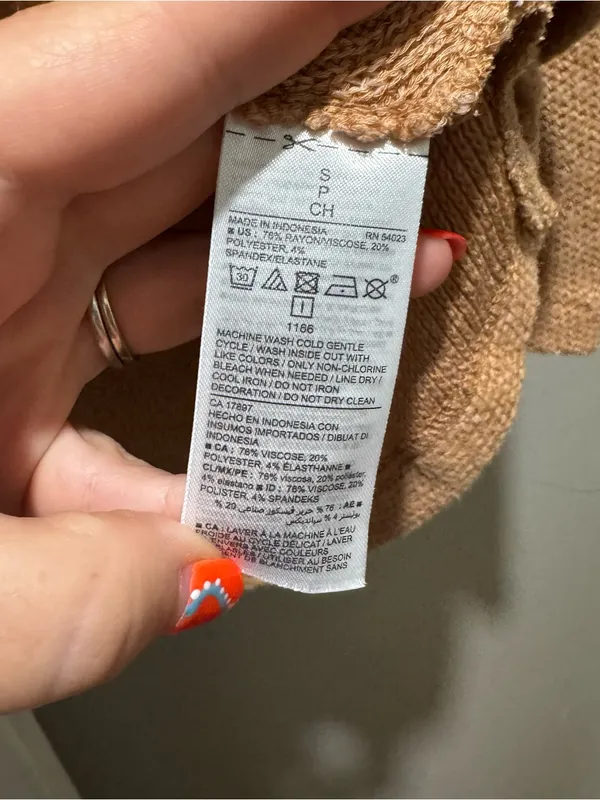 Old navy sweater. - Image 3