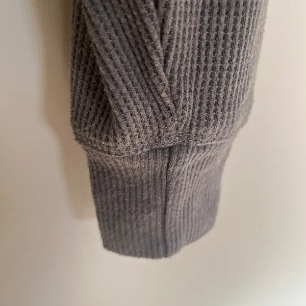 Hollister Gray Waffle Knit Cropped Boyfriend‎ T-Shirt Long Sleeve Ringer Neck S - Image 2