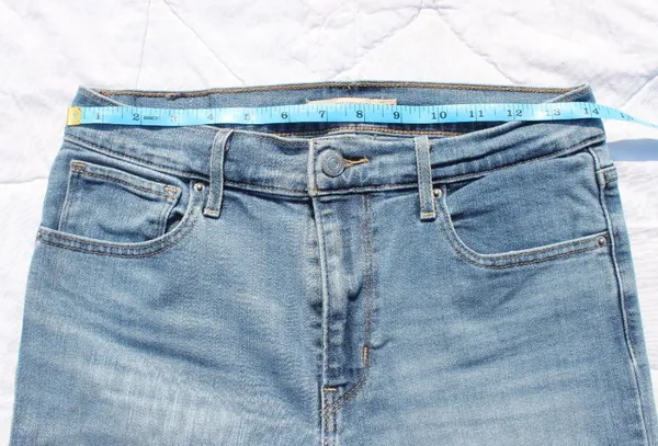 Levi 724 High Rise Straight Crop Jean size 29 Blue Ripped - Image 4