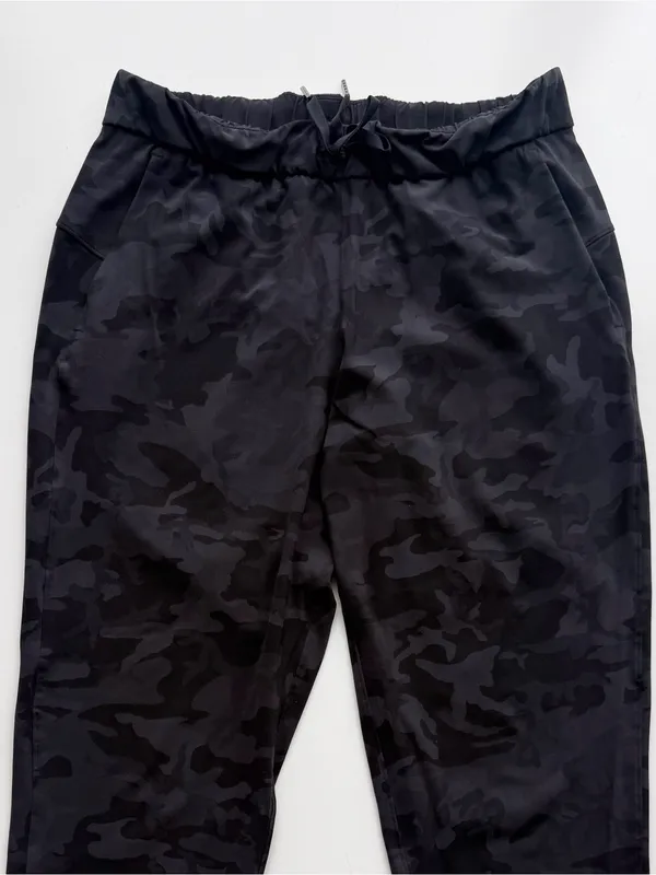 lululemon On the Fly Jogger 28"- Heritage 365 Camo Deep Coal Multi Size 8 - Image 4