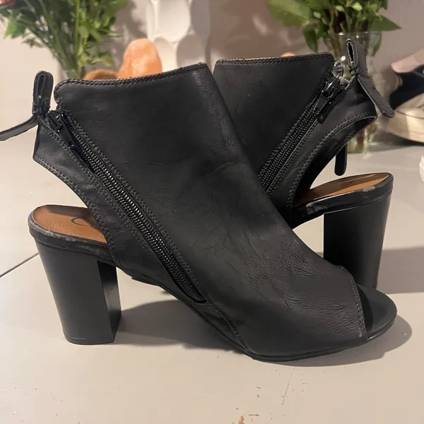 Celia Stylish black heeled booties with a modern and elegant design 👠 Perfect to elevate any outfit, whether casual or dressy. Featuring a comfortable block heel and side zipper for easy wear, these booties are both chic and practical. 💫 Sleek and versatile black design 👠 Comfortable block heel 🔒 Easy side zipper ✨ Perfect for day or night looks 📏 Size: Women’s 8 💖 Worn only once — in great condition ⚠️ Small minor scuff (shown in photos), barely noticeable - Image 2