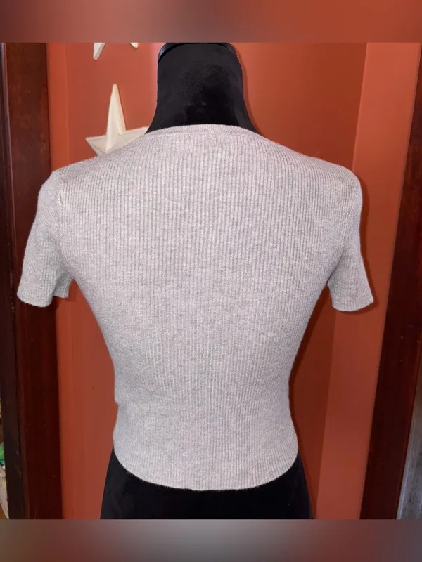 5/$25‼️Forever 21 Light Gray Ribbed Scoop Button-Front Crop Top - Image 3