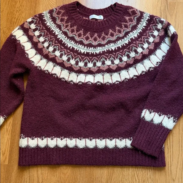 Elegant Burgundy and White Knit Sweater - Image 8
