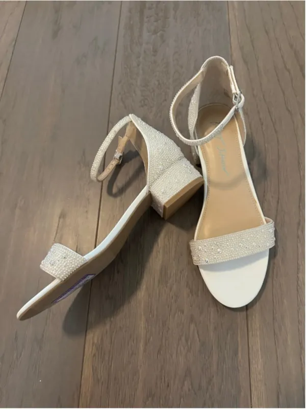 Betsey Johnson Mari White Pearl Embellished Block Heel Sandals Size 5 - Image 4
