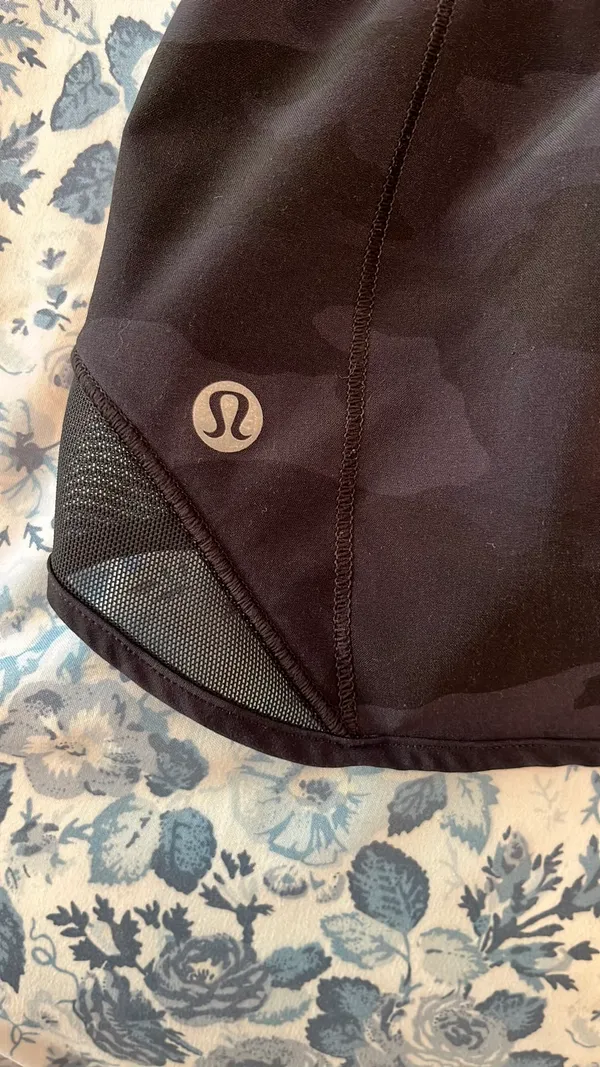 Black camo Lululemon shorts Size 0 - Image 4