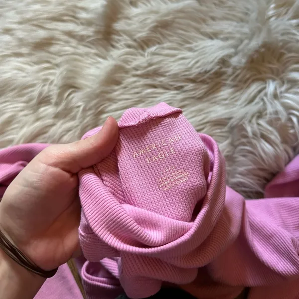 AMERICAN EAGLE Long Sleeve Cropped Hey Baby Mock Neck Tee In Pink - Image 5