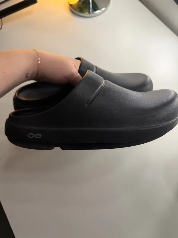 Oofos Clogs Black Size 8 - Image 2