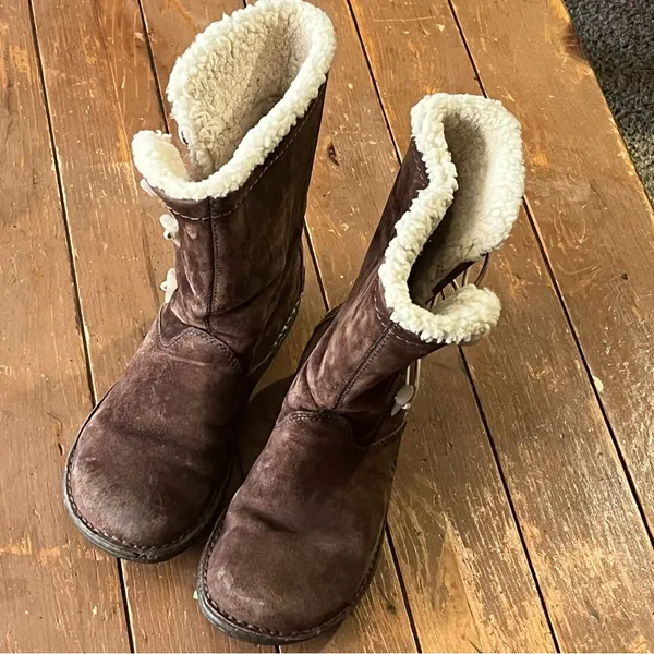 UGG Kona 5183 Women's Boots in Brown Suede - Image 2