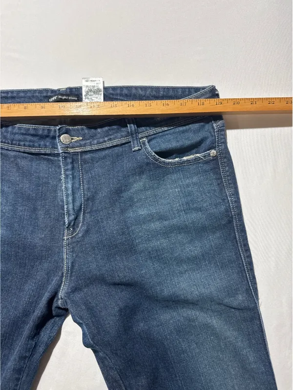 Levi's Night Blues Flared Jeans - Vintage Vibes with a Kick! - Image 6