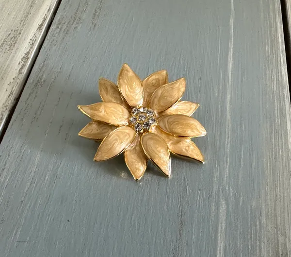 Flower Power Vintage Brooch Gold Tone W Beige Enamels Sparkly Rhinestones - Image 2