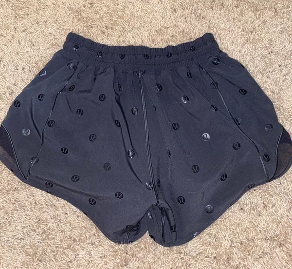 Lululemon Hottty Hot 2.5 Shorts Black Size 4 - Image 2