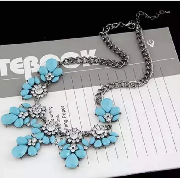 Resin Gems and Rhinestone Summer Style Flowers High Fashion Necklace - Image 2