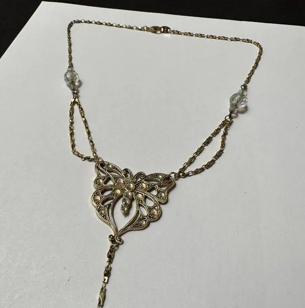 Women’s Pretty Signed Avon Gold Tone / Rhinestone Butterfly Beaded Necklace - Image 10