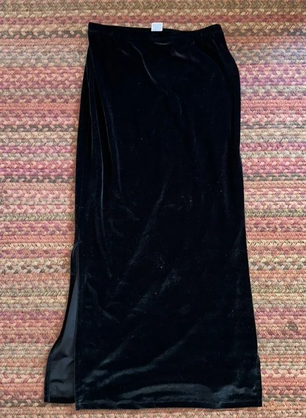 Old Navy Outlet Black Velvet Maxi Skirt - Image 4