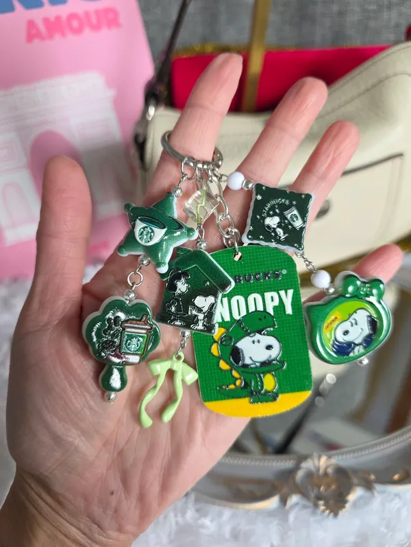 𝙎𝙤𝙡𝙙! 𝘿𝙤 𝙣𝙤𝙩 𝙗𝙪𝙮 𝙥𝙡𝙚𝙖𝙨𝙚!  Snoopy Starbucks Bag Charm Keychain - Image 3
