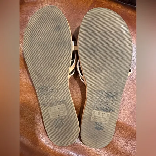 EUC AMERICAN EGLE Womens Gold Champagne Tan Flip Flops Sandals Size 9 - Image 4