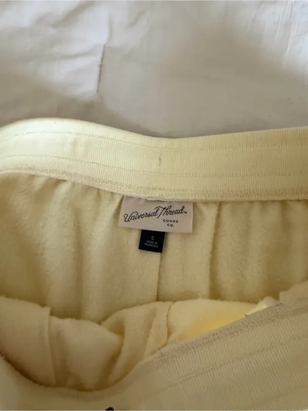 Yellow sweat shorts - Image 5